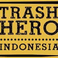 黄色背景上黑色仿旧字体写着大字“TRASH HERO”和下方小字“INDONESIA”的标志样式文字。