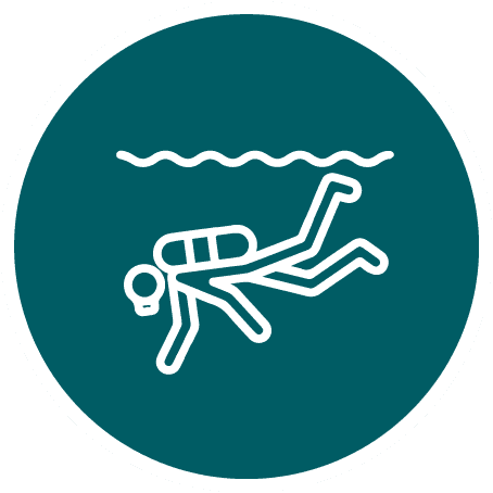 圆形图标显示一名戴潜水装备的人在海面下潜泳，顶部有波浪线，文字说明指向努沙佩尼达（Nusa Penida）。